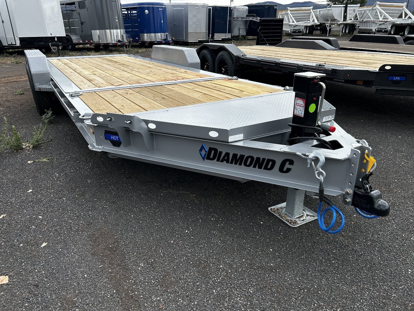2025 Diamond C TA Hyd, Damp Split Tilit/14,900 GVWR/82” x 20′